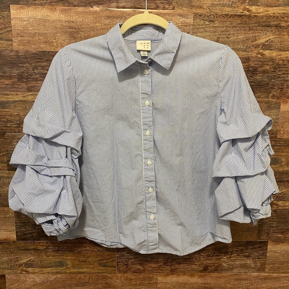 Detailed sleeve button up